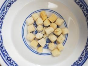 浸泡糯米时也提前泡好干贝。