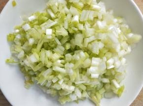 准备香葱白，切碎。