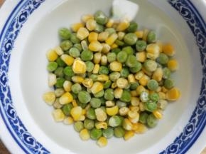 提前解冻玉米粒和青豆。