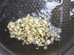 起油锅，放姜末煸香。