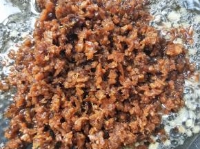 倒入腊肉碎，翻炒。