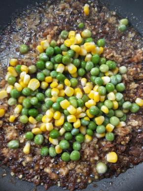 倒入青豆玉米粒。