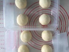 取出面团稍微排气称重分割滚圆开始松弛，检查松弛状态手指蘸粉轻按表面指窝轻微回弹就可以了