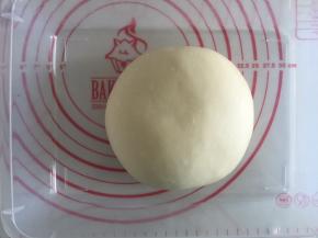 将面团从面包机桶内取出稍微整成表面光滑的面团盖上保鲜膜开始基础发酵，一发温度27度时间看状态