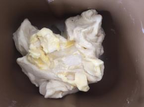 加入软化好的黄油继续揉面