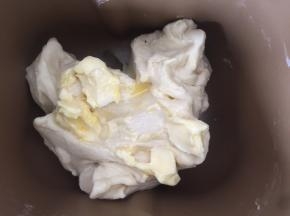 加入软化好的黄油继续揉面