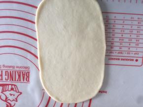 取出一个面团光滑面朝上轻轻擀开