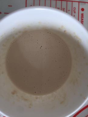 融化好的酵母加入面包机桶内