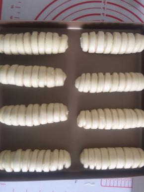 依次卷好后放入烤盘准备进行二次发酵，二发看状态，我大概用了40分钟