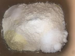 依次放入糖，盐，奶粉，糖盐对角放