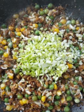 撒香葱白，翻炒。