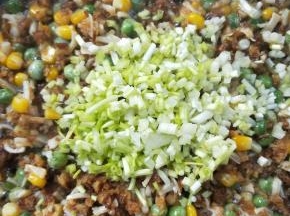 撒香葱白，翻炒。