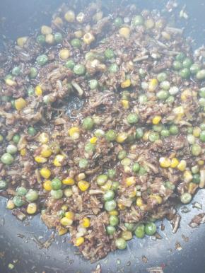 放花椒粉，翻炒。 ～根据个人口味尝尝馅的味道再做调整，毕竟每个人口味不太一样。