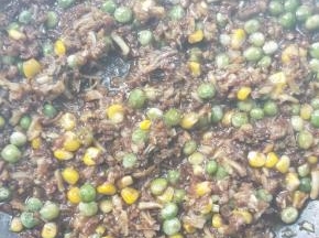 放花椒粉，翻炒。 ～根据个人口味尝尝馅的味道再做调整，毕竟每个人口味不太一样。