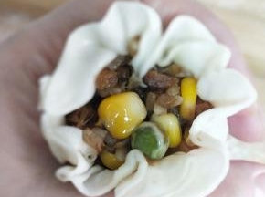 用左手虎口收起来，右手大拇指把馅往中间挤一下，虎口继续收紧，掐出腰身哈哈( •̀∀•́ )