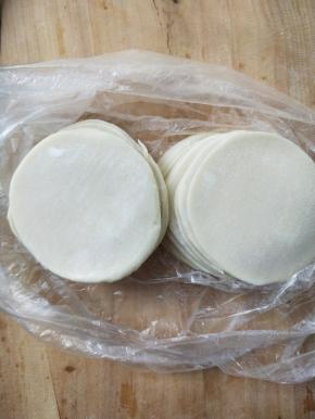 准备两元钱饺子皮。