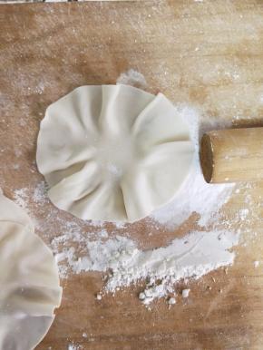 用擀面杖的一端，擀饺子皮的边，美美哒烧麦皮呈现在眼前了。