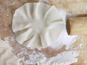 用擀面杖的一端，擀饺子皮的边，美美哒烧麦皮呈现在眼前了。