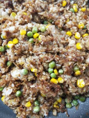 翻炒均匀，至糯米腊肉干贝虾仁馅熟了。