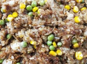 翻炒均匀，至糯米腊肉干贝虾仁馅熟了。