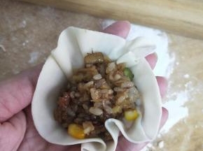 包入一大勺糯米腊肉干贝虾仁馅。