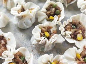 和小家伙一起陆陆续续包好所有烧麦，好玩又好吃。