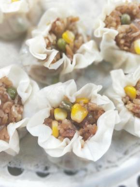 蒸锅水烧开，放入烧麦，蒸10分钟关火，焖5分钟再揭盖，朵朵花儿开( •̀∀•́ )。