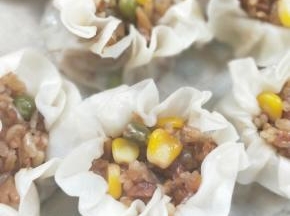 蒸锅水烧开，放入烧麦，蒸10分钟关火，焖5分钟再揭盖，朵朵花儿开( •̀∀•́ )。