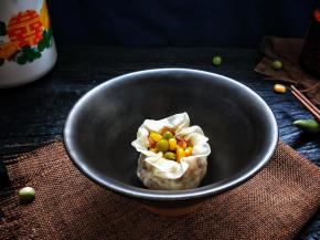 香喷喷的烧麦出锅啦，小家伙取了一个烧麦放碗中准备开吃，让我先拍一下吧！