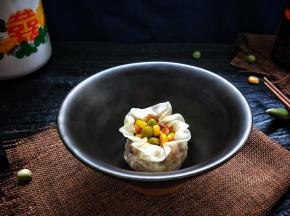 香喷喷的烧麦出锅啦，小家伙取了一个烧麦放碗中准备开吃，让我先拍一下吧！