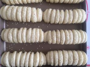 表面刷上蛋液洒上白芝麻准备送入预热好的烤箱