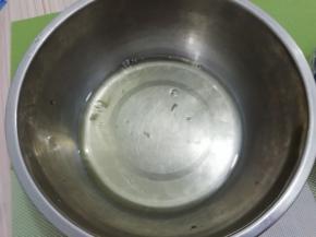 蛋清放入无水无油的盆中