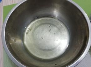 蛋清放入无水无油的盆中