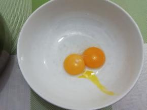 蛋黄打入碗中