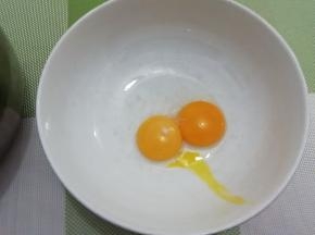 蛋黄打入碗中