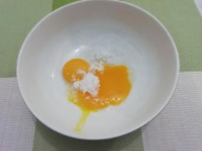 蛋黄中加入白糖