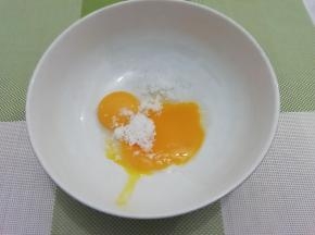 蛋黄中加入白糖