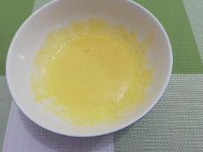 混合均匀，打发至颜色变浅