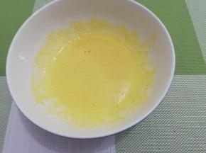 混合均匀，打发至颜色变浅