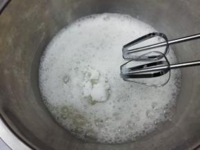 蛋清中分三次加入白糖打发
