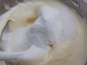 把面粉过筛分三次，加入蛋糊中