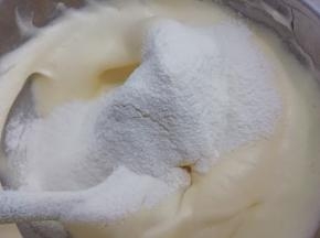 把面粉过筛分三次，加入蛋糊中