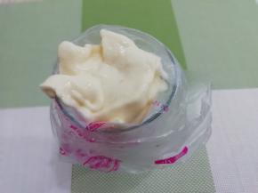 混合均匀的蛋糊，装入裱花袋中