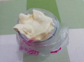 混合均匀的蛋糊，装入裱花袋中