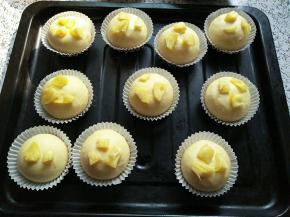 把菠萝肉丁摆在面包上