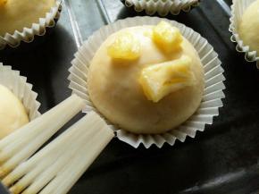 给面包刷上一层纯牛奶