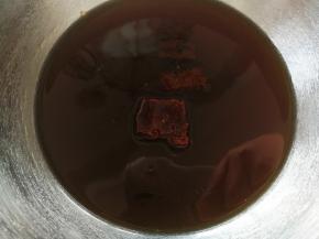 倒入红糖里面，不要搅拌，让红糖融化，带点颗粒好