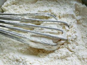 用蛋抽多抽打几下，混合均匀