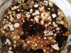 放凉的红糖水倒进面粉里面