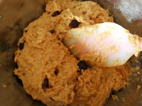 用刮刀翻压成无干粉状态